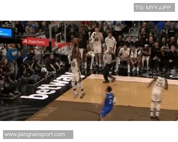 巴特勒强势突破篮下完成折叠打进并造成对手犯规精彩瞬间 巴特勒强势突破篮下完成折叠打进并造成对手犯规精彩瞬间