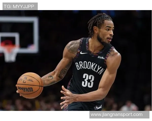 克拉克斯顿半场表现出色11投6中贡献13分7篮板2助攻1抢断