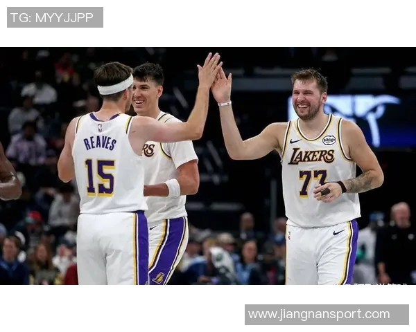 拉拉维亚分享湖人三巨头数据与东契奇里夫斯的精彩表现分析