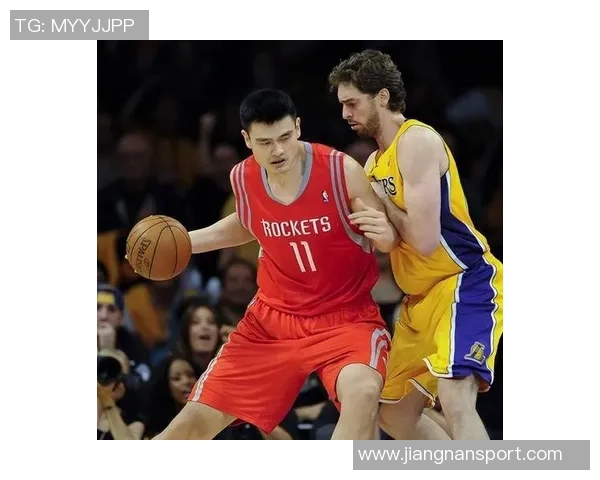 姚明NBA首秀表现平平10分36秒仅得0分2板3犯规令人惋惜