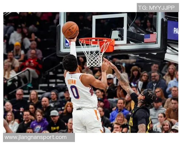 布克追身三分命中却遭裁判无视3加1机会球队分差扩大至20分以上