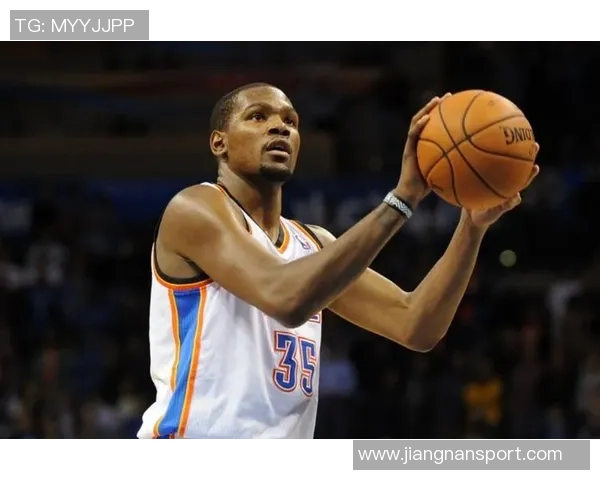 杜兰特赛后积极互动展现优质偶像风范与对手队友球迷亲密交流不舍离场