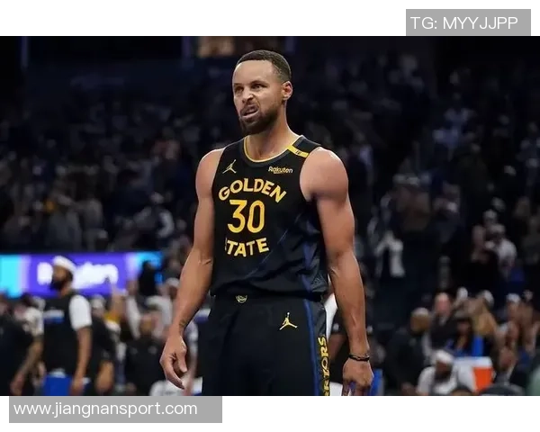 库里半场表现抢眼7投5中贡献14分2助攻三分球命中率高达60成为全队得分王